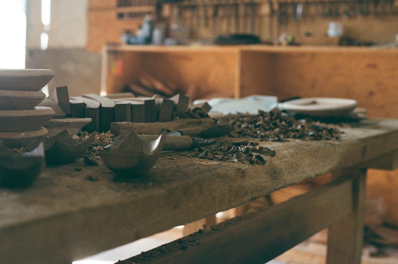 Wood carving in Chiju’s studio
