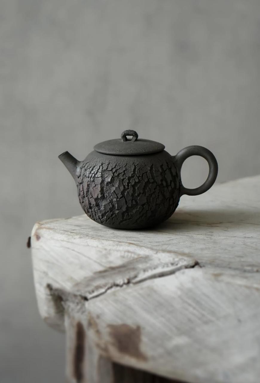 Yizhi Fissure Teapot, full view