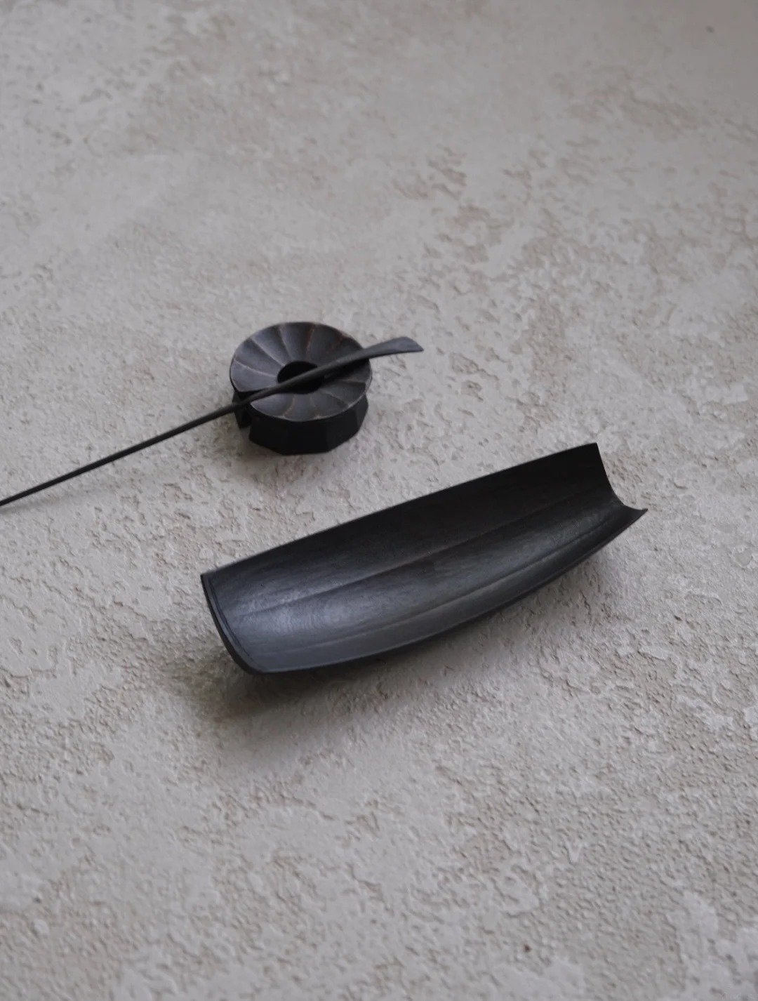 Chiju Tea Measure alongside a lid rest and tea tool