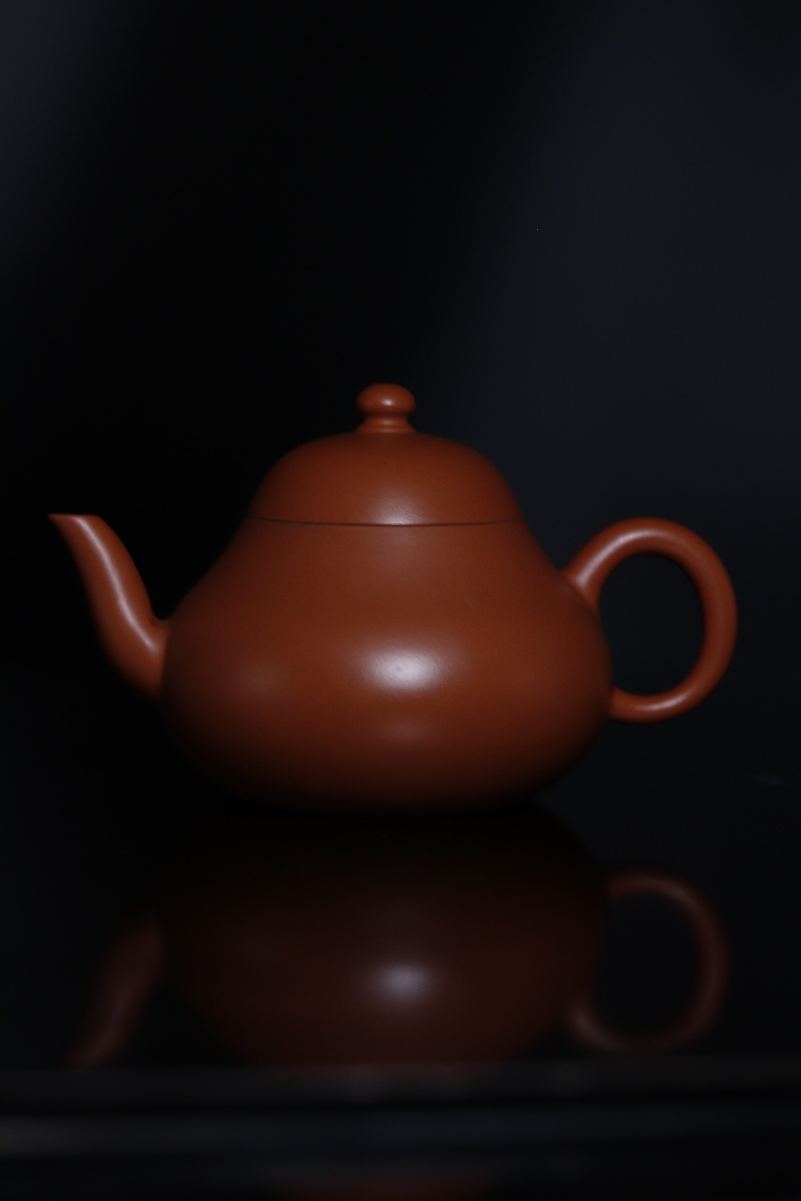 Yujian Cai Pear Teapot with lid in place