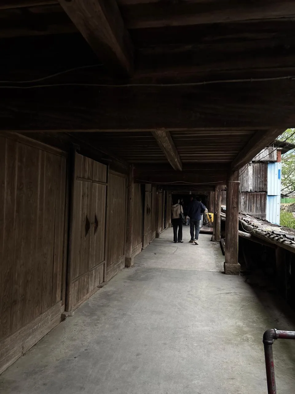 A covered wooden corridor in Tongmu