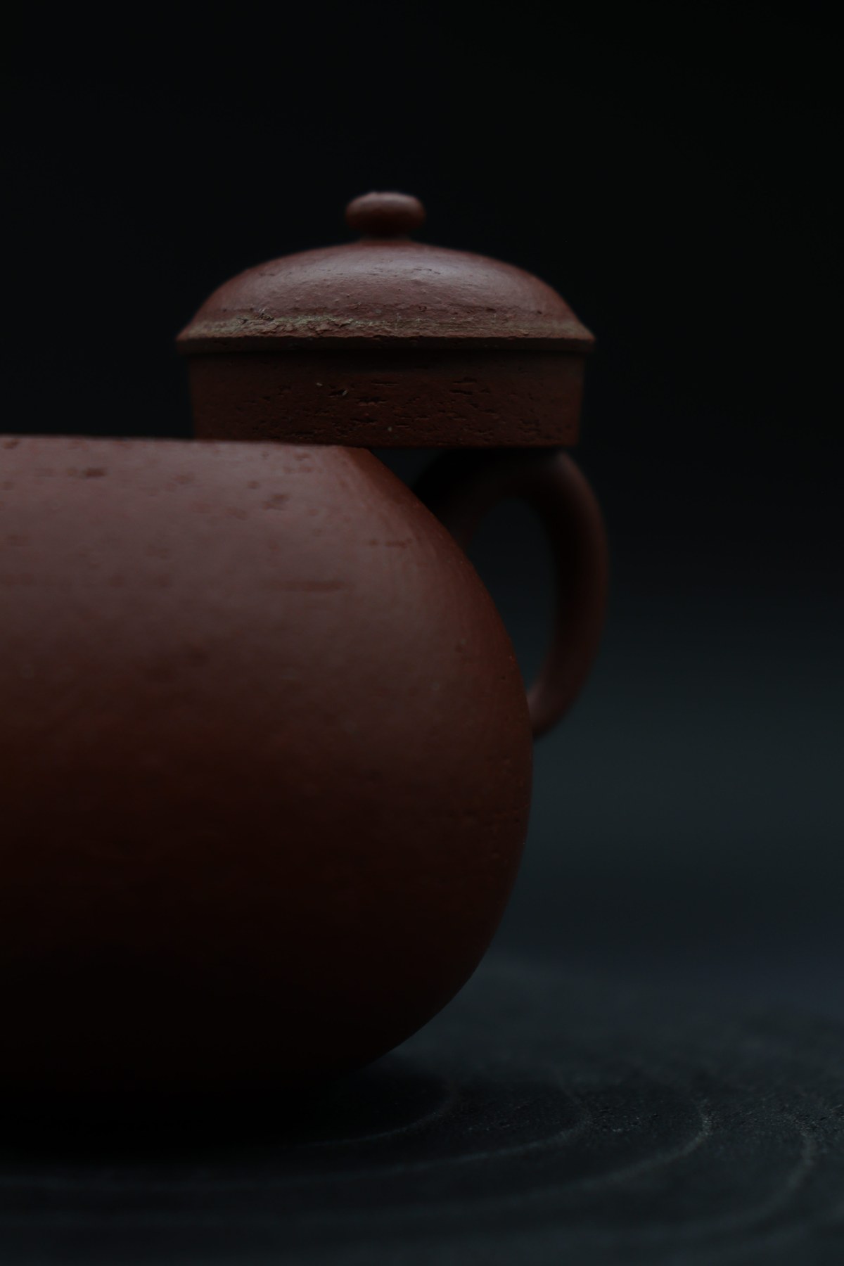 Close view of the Zhuni Teapot lid and handle